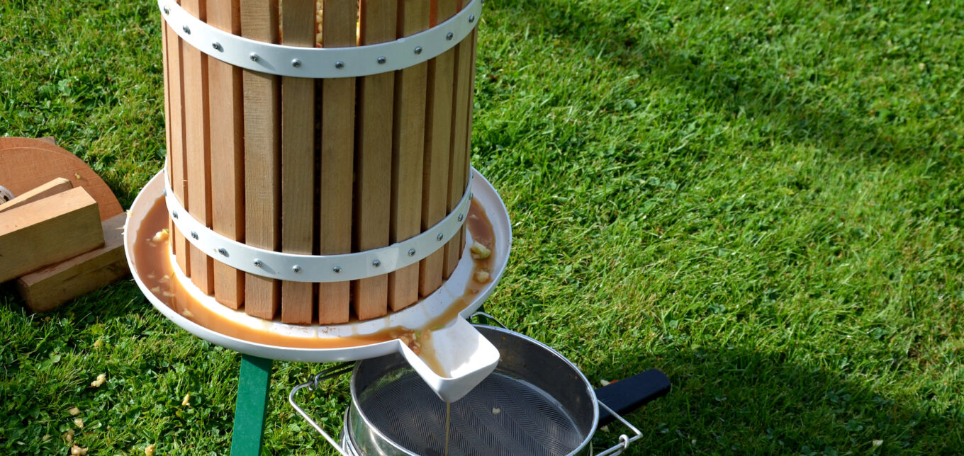 Hand Screw Apple Cider Grinder & Press – Mother Earth News - Vimarsana News